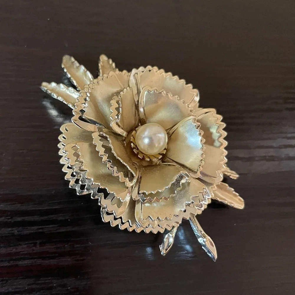 Goldtone Vintage Pearl Flower Brooch